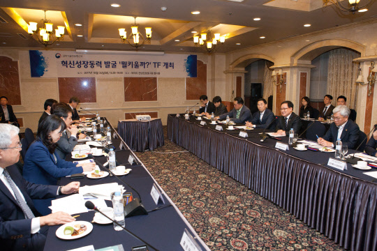 24일 오후 서울 여의도 켄싱턴호텔에서 열린 '혁신성장동력 발굴을 위한 뭘키울까 TF 회의'에서 유영민 과학기술정보통신부 장관(오른쪽열 왼쪽 다섯번재)이 발언을 하고 있다.(과기정통부 제공)